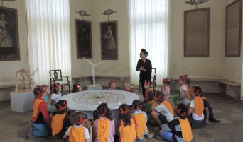 fai-fondo-ambiente-italiano-scuola-bambini-intorno-a-un-tavolo