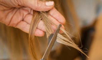 prof taglia ciocca di capelli scuola