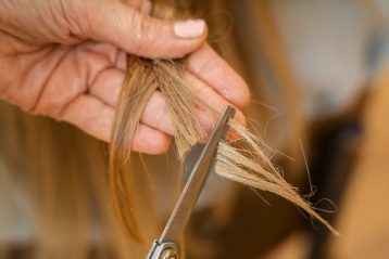 prof taglia ciocca di capelli scuola