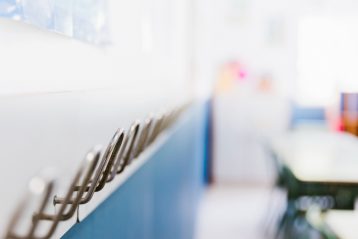 prof pugno a studente le dichiarazioni della mamma e la difesa del docente