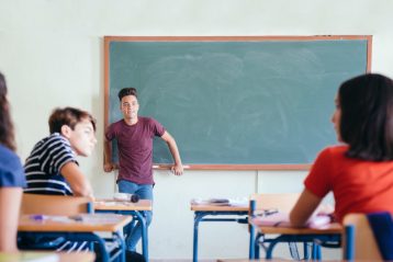 insegnanti e cattedre vuote a scuola