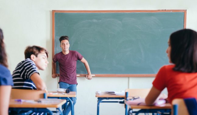 insegnanti e cattedre vuote a scuola