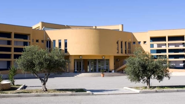 Professore si lancia dal terzo piano della scuola, è grave