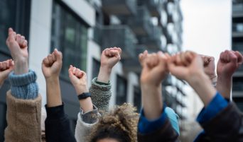 studenti protestano contro il governo intervista