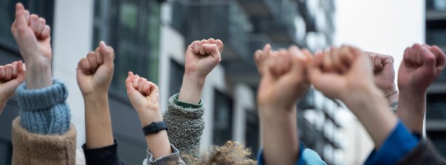 studenti protestano contro il governo intervista