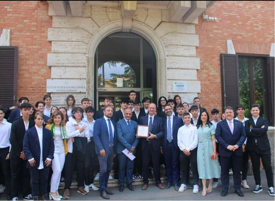 Il ministro Valditara in visita all’Agrario Garibaldi di Roma per i 150 anni