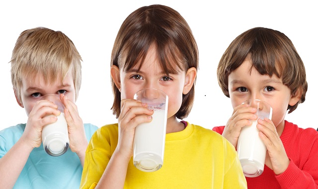 ‘Latte nelle scuole: mangiare bene, crescere bene’: ecco perché è importante bere il latte al mattino