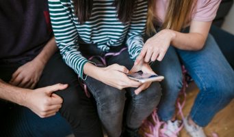prof viene bullizzata dagli alunni e sospesa dal DS