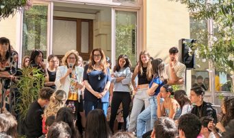 preside va in pensione, standing ovation studenti rione Monti