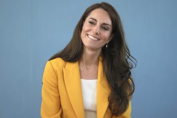 kate Middleton in blazer giallo in visita a Reggio Children